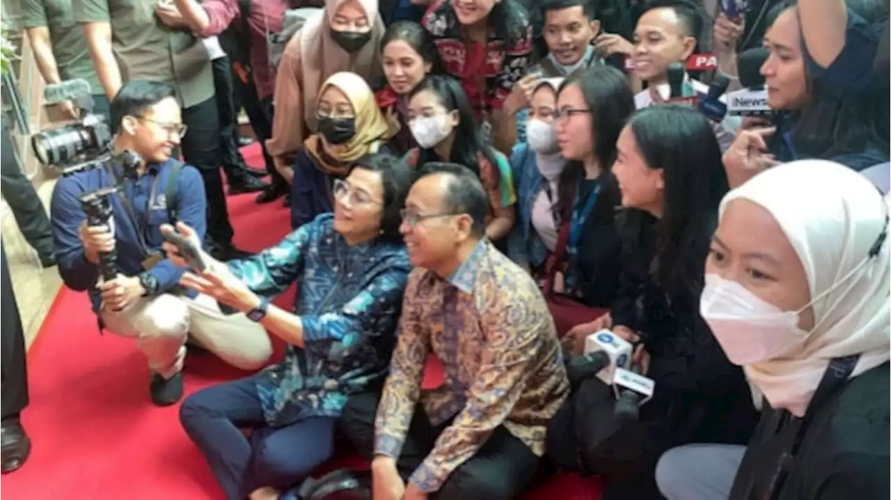 Viral Sri Mulyani dan Pratikno Cosplay Jadi Wartawan 'Doorstop' Jokowi