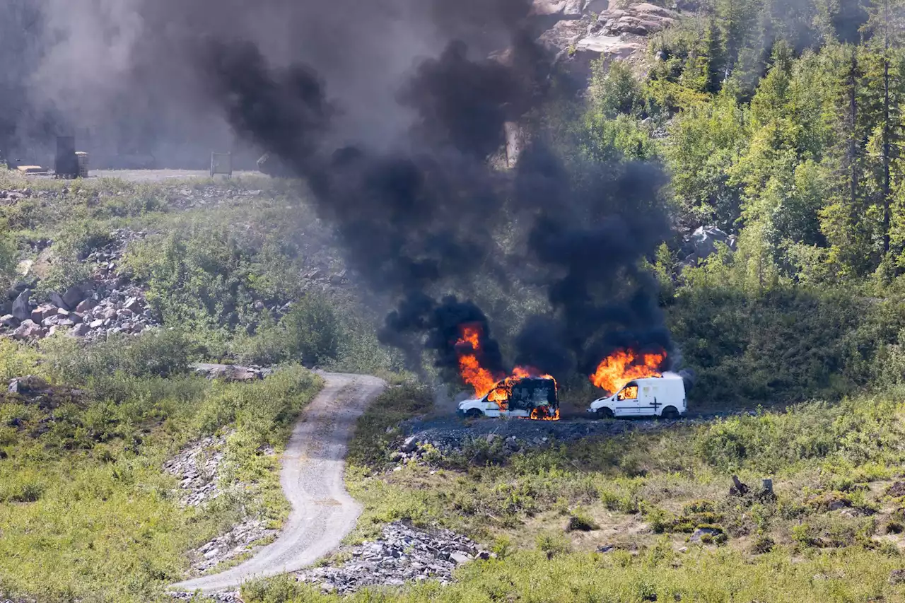 Her går bilene i luften. Norsk ammunisjon er mer populær enn noen gang.