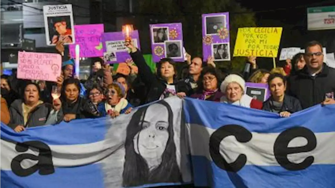 Tras la marcha por Cecilia, quedó un altar con carteles y velas con pedidos de justicia