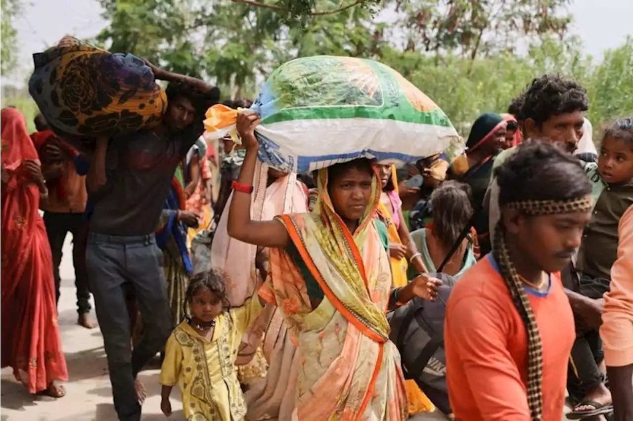 Badai Biparjoy sebabkan mati listrik, pohon tumbang di India, Pakistan