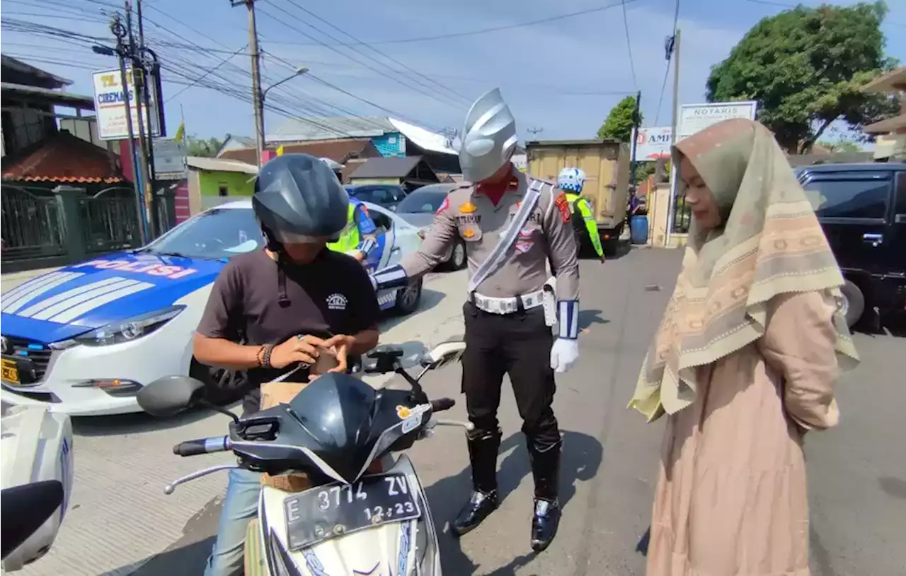 Ultraman Razia Pelanggar Lalu Lintas di Kuningan