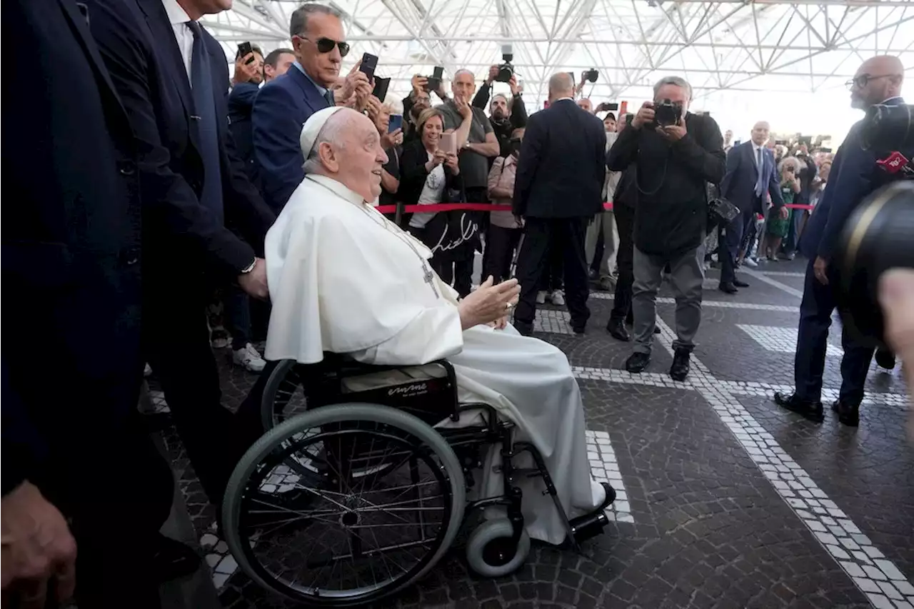 „Noch am Leben“: Papst Franziskus verlässt Krankenhaus nach Bauch-OP