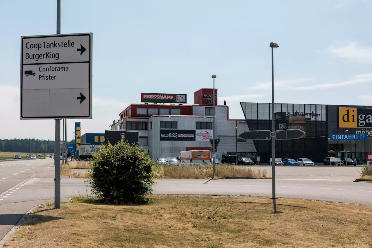 Shoppingmeile in Lyssach – Der unbeliebteste Parkplatz der Schweiz