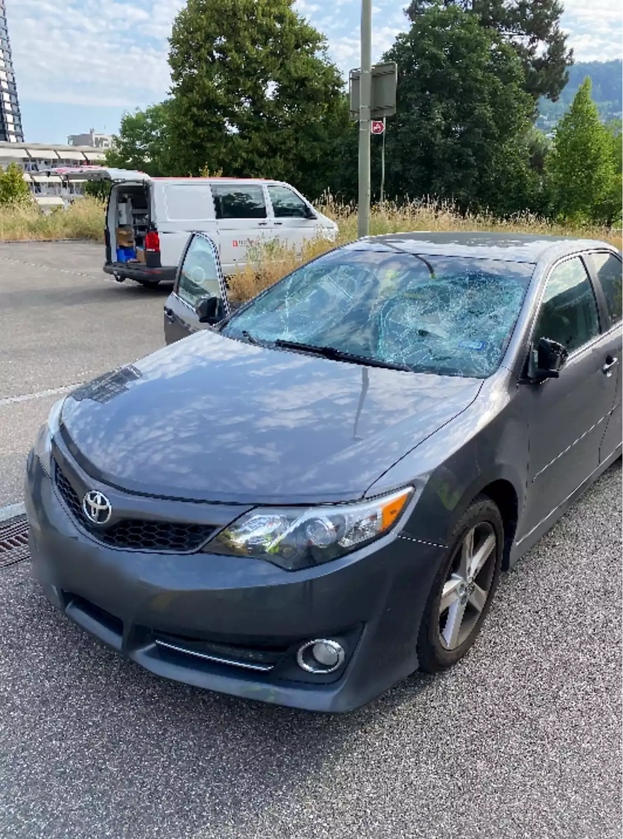 Auto fährt südlich von Basel in Menschengruppe