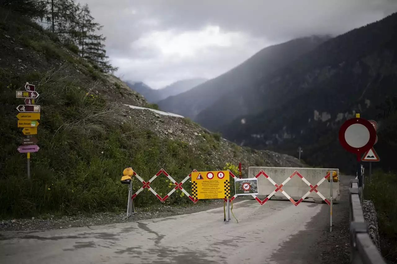 Bergsturz bremst Bus, Bahn und Autos aus