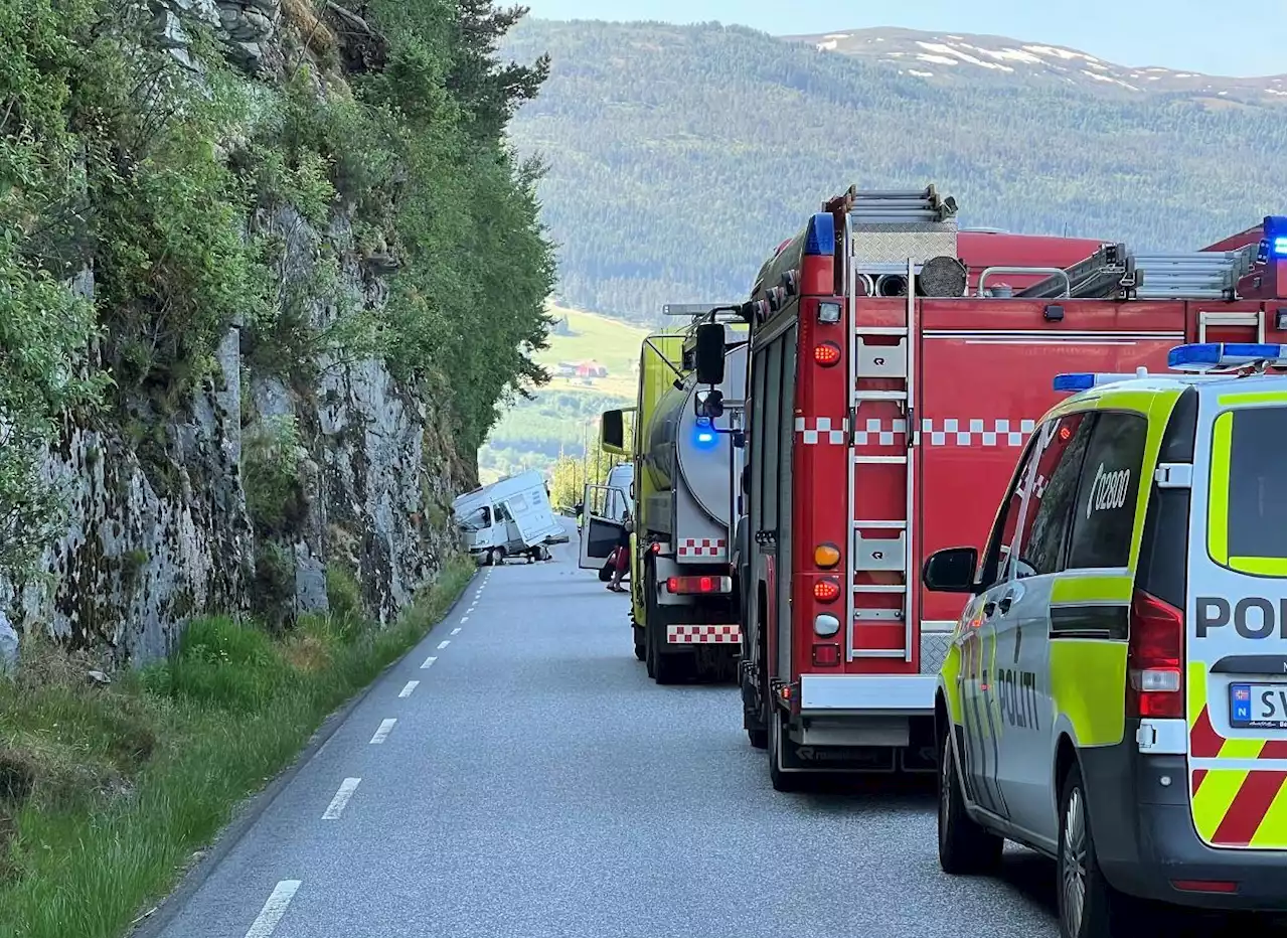 Bobil i fjellvegg i Stryn: Gravid kvinne hentes med luftambulanse