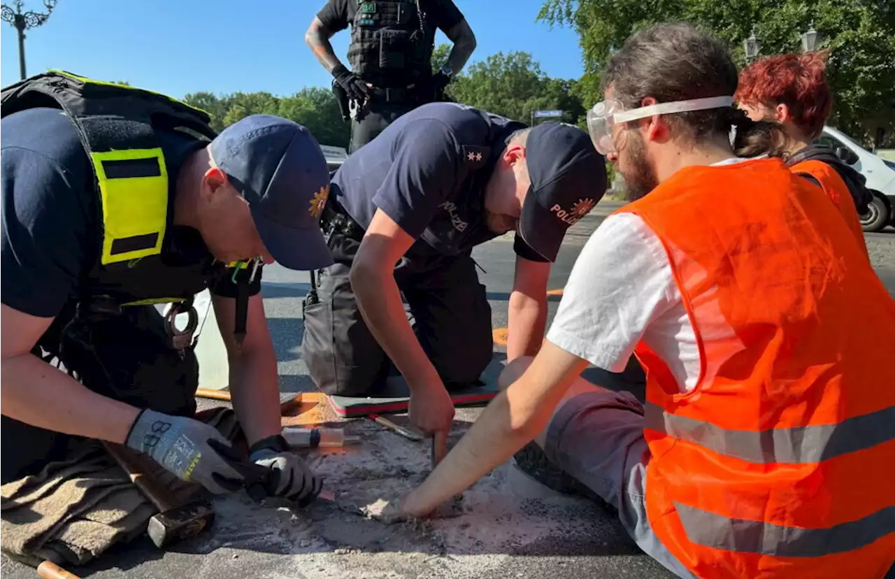 Klima-Klebern gehen Ideen für Nerv-Proteste aus