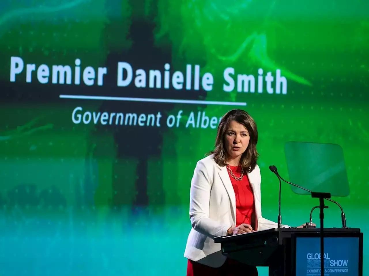 'Non-negotiable': While Ottawa introduces sustainable jobs act, Premier Smith stands her ground