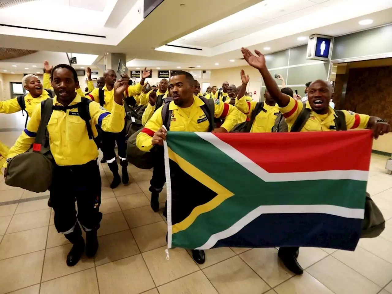 Edmonton welcomes South African firefighters arriving to help with wildfire efforts