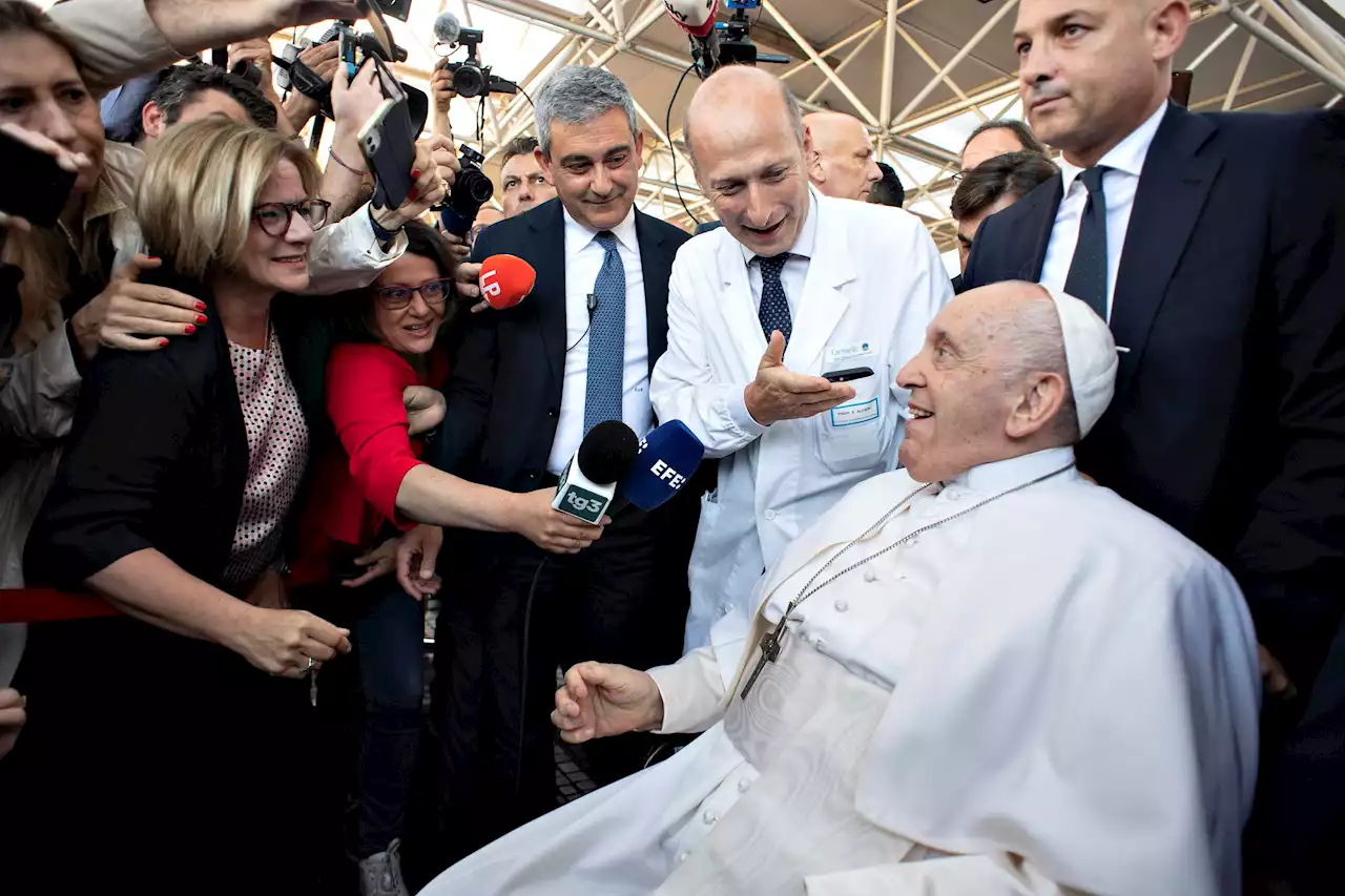 Papa Francisco deja el hospital y comienza a retomar su agenda