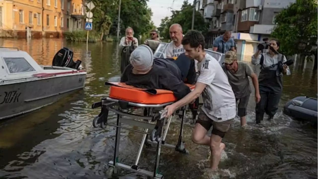 Under fire and armed with shovels, Ukrainians fight to reclaim flooded city of Kherson | CBC News