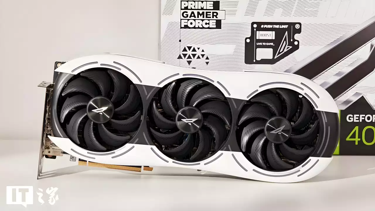 GeForce RTX 4090 AMP PGF OC: Zotac hat die längste Gaming-Grafikkarte überhaupt