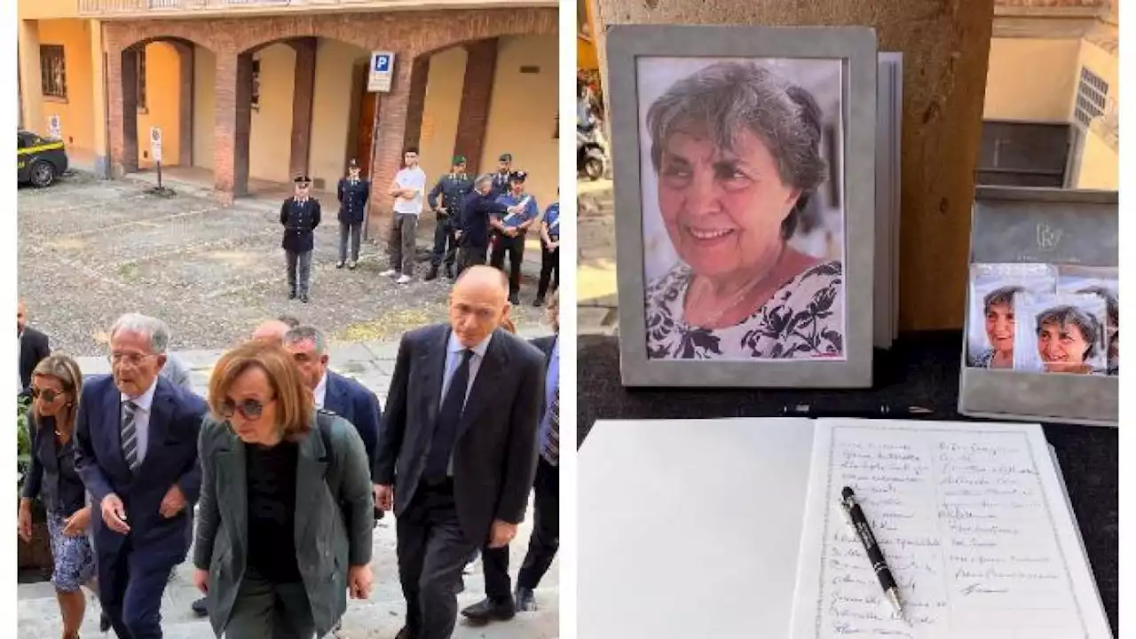 Funerali Flavia Franzoni a Bologna: Prodi arriva in chiesa con Enrico Letta