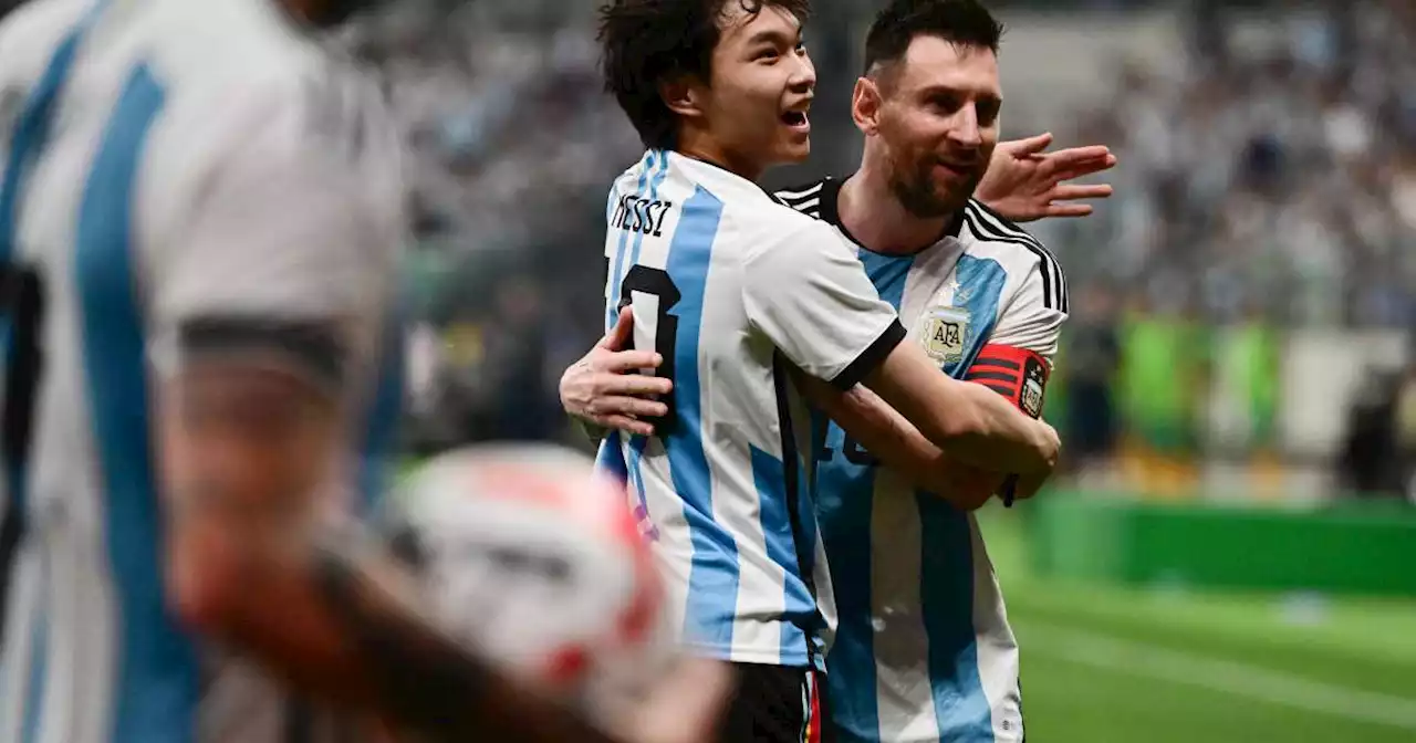 Football. “Le courage, l’intrépidité” : un jeune Chinois enlace Messi et devient la coqueluche des internautes