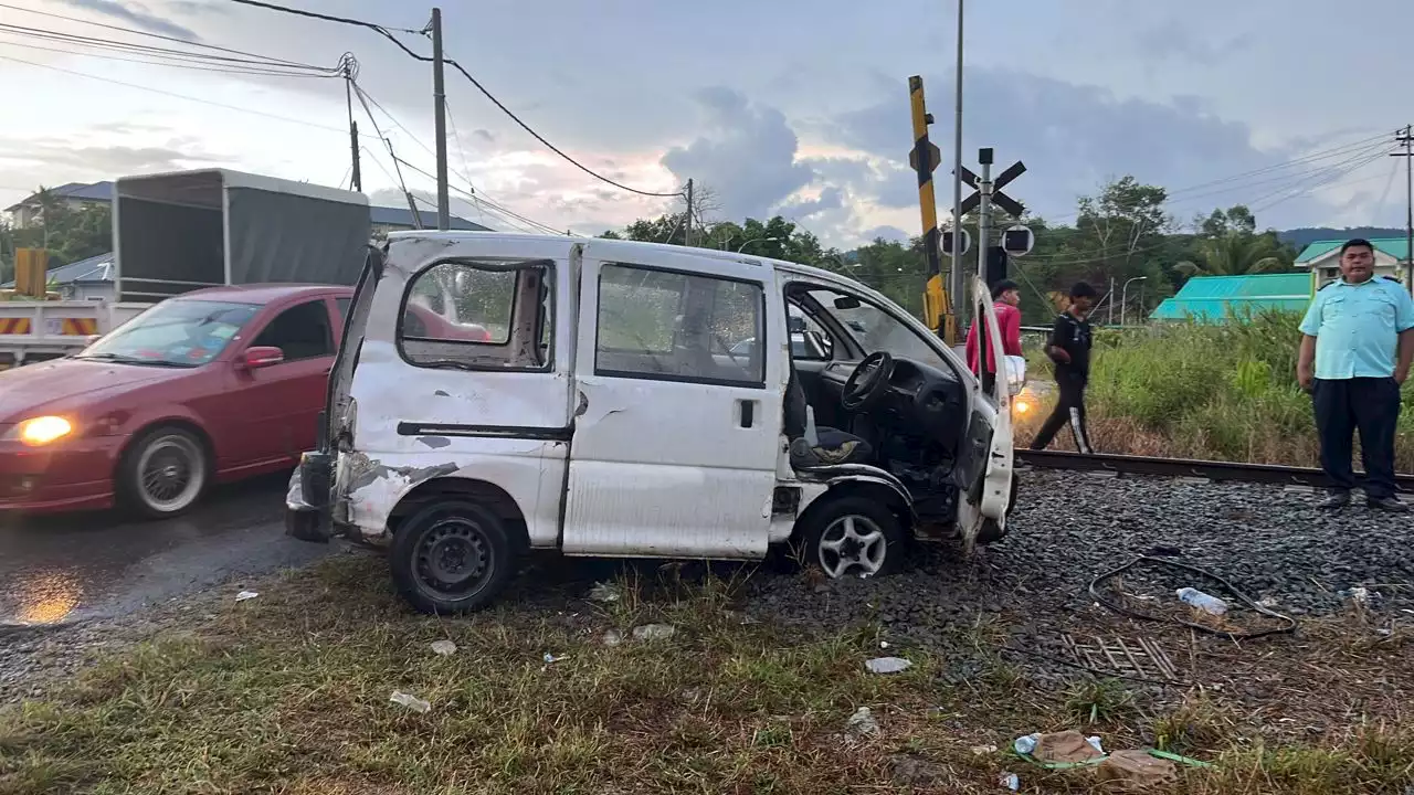 Kereta api rempuh van di Kinarut