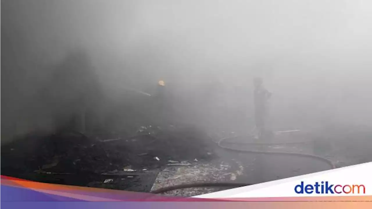 17 Jam Kebakaran Gudang Sepatu-Sandal Gorontalo, Api Diduga dari Rumah Warga