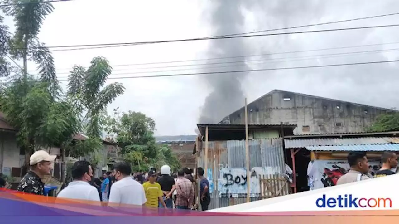 5 Rumah Warga Ikut Terbakar saat Gudang Sepatu-Sandal di Gorontalo Kebakaran