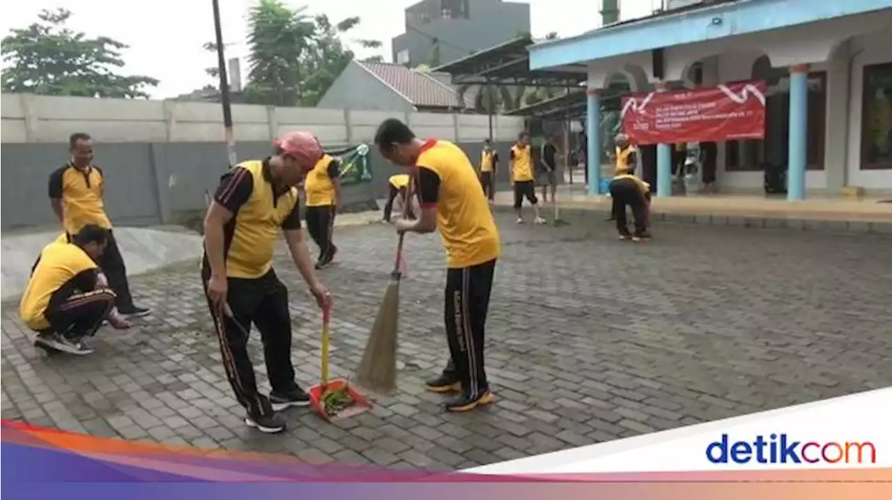 Jelang HUT Bhayangkara, Polisi di Jaksel Bersih-bersih Masjid