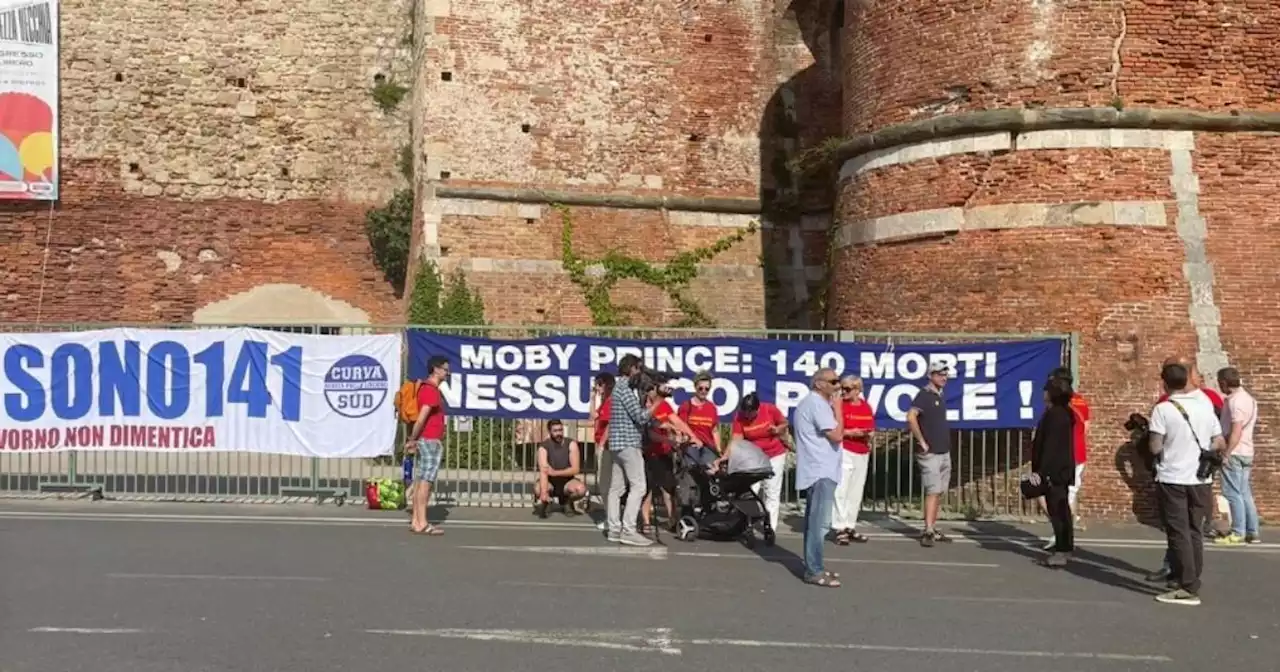 Moby Prince, i familiari delle 140 vittime e la protesta sotto la nuova mega-nave di Vincenzo Onorato che coprirà la rotta Livorno-Olbia - Il Fatto Quotidiano