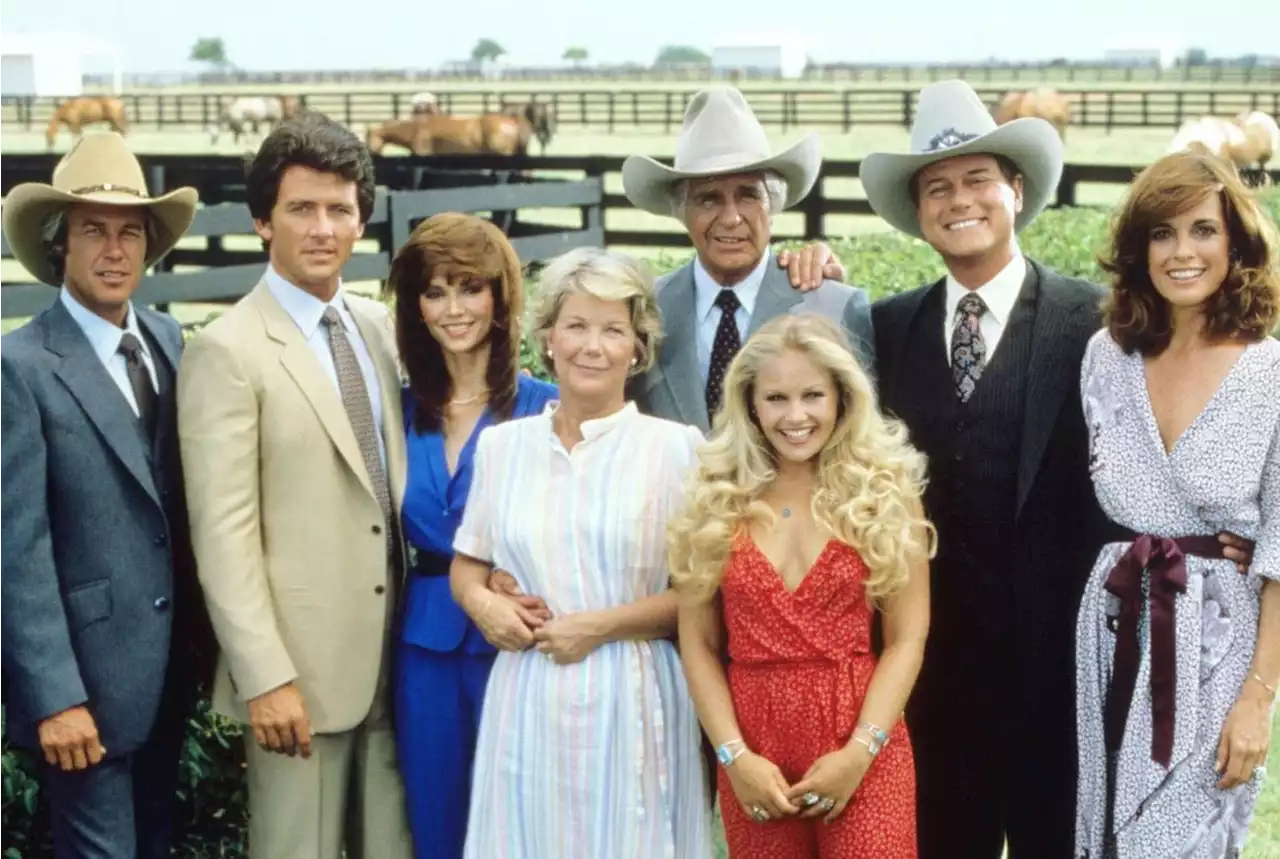 « Dallas » : les acteurs réunis pour les 45 ans de la série… La photo des retrouvailles