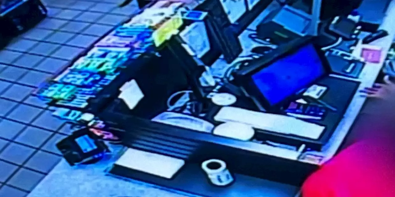 Daphne robbery suspect fires shot into ceiling of convenience store, frightening customers and clerk