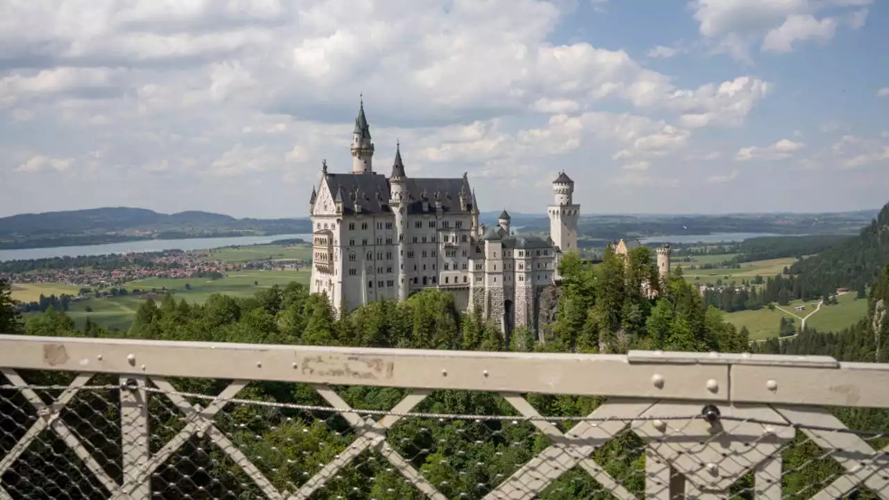 Illinois grad killed, another injured after being pushed down ravine at Germany's 'Cinderella' castle