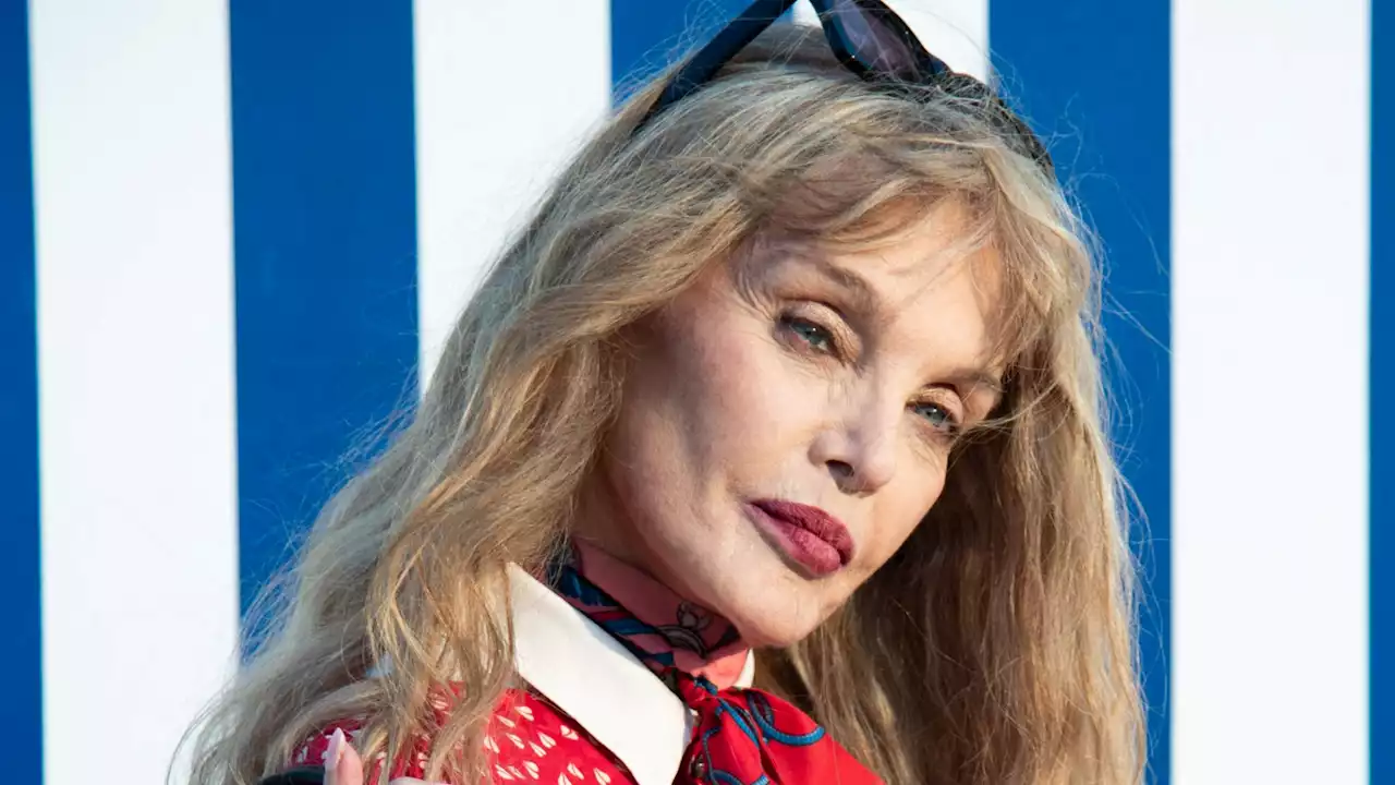 Arielle Dombasle, 65 ans : en mini robe et chunky boots, elle dévoile ses jambes fuselées dans un look qui détonne - Grazia