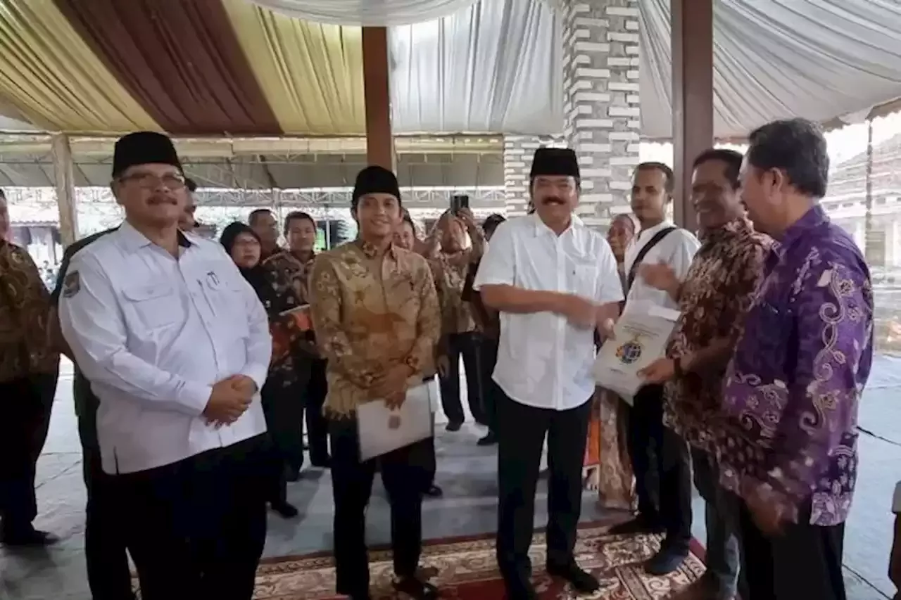 Di Bangkalan Menteri Atr Bpn Serahkan Puluhan Sertifikat Tanah Wakaf