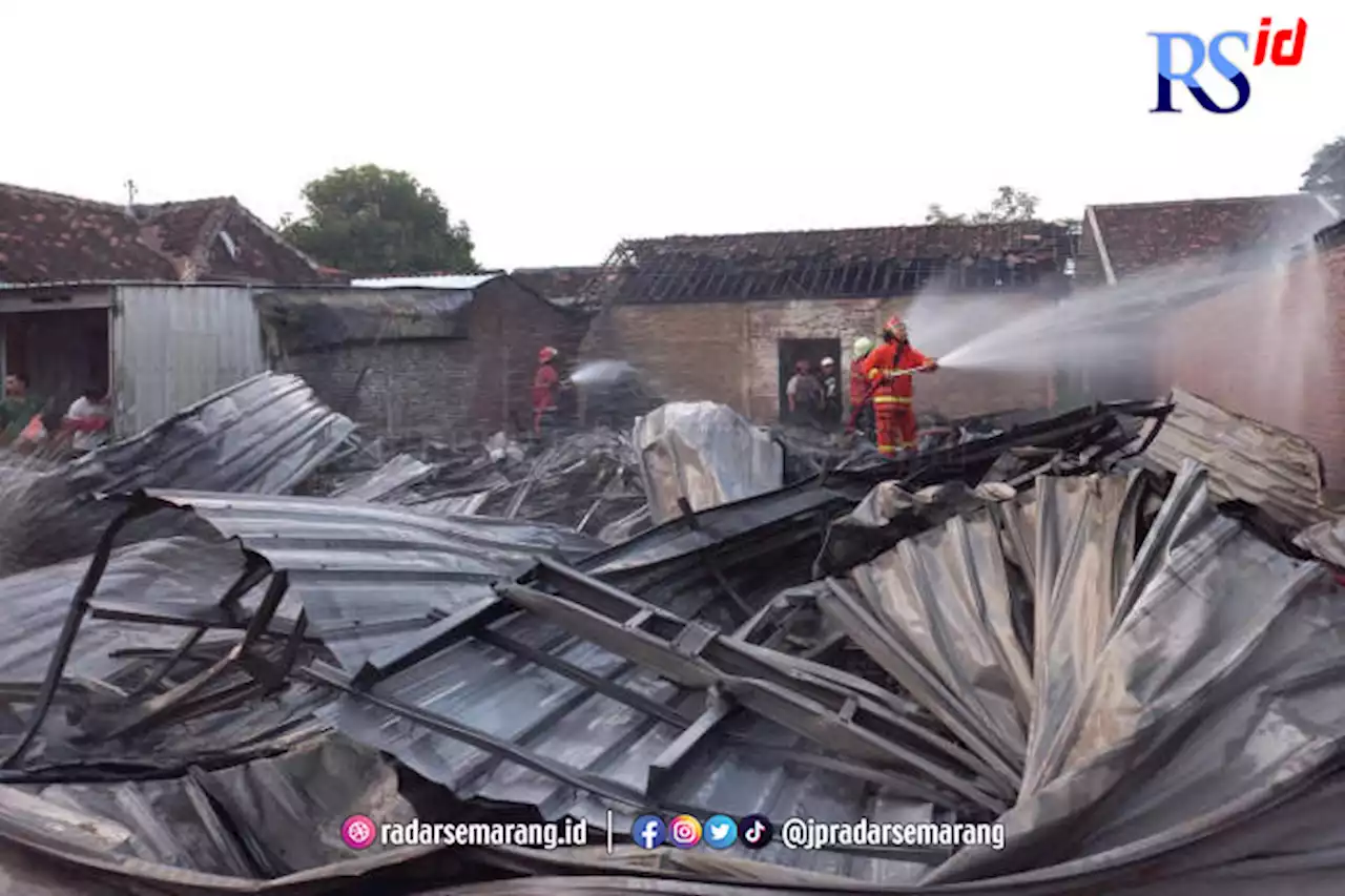 Dua Rumah Warga Ikut Terbakar saat Gudang Perabotan di Weleri Kendal Kebakaran