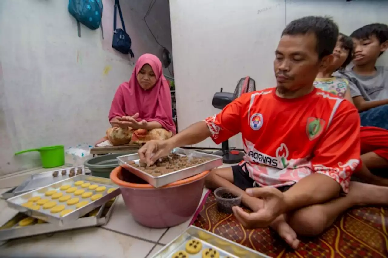 Rohaimi dan Istri Belajar Mengolah Kue Kering dari YouTube