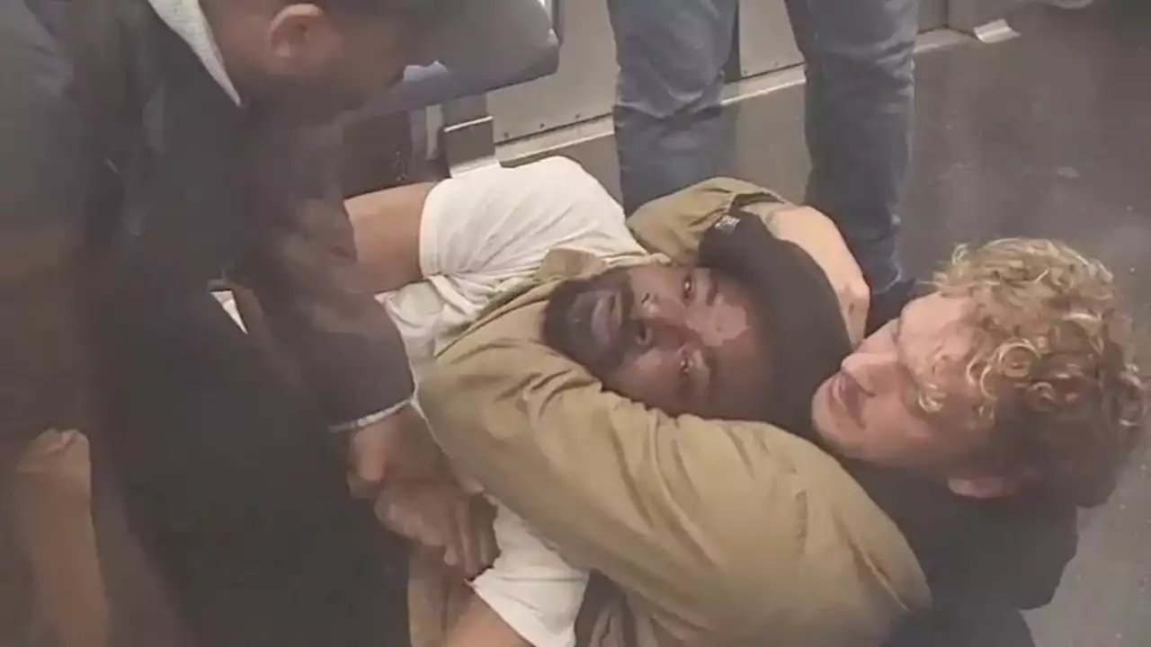 Júri indicia responsável por estrangular homem negro até a morte em vagão de metrô, nos EUA