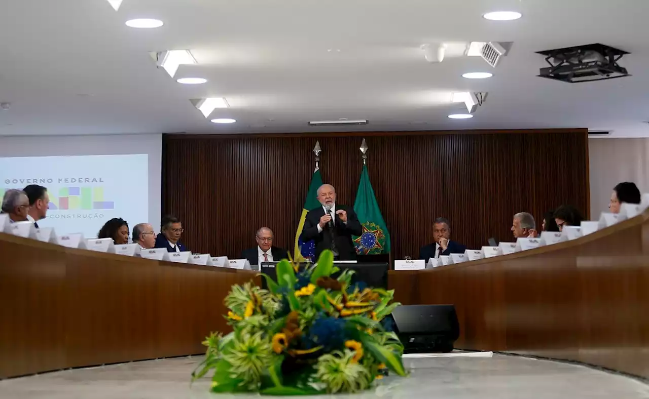 Reunião de Lula com ministros tem cobrança de Padilha a colegas e crítica à taxa de juros