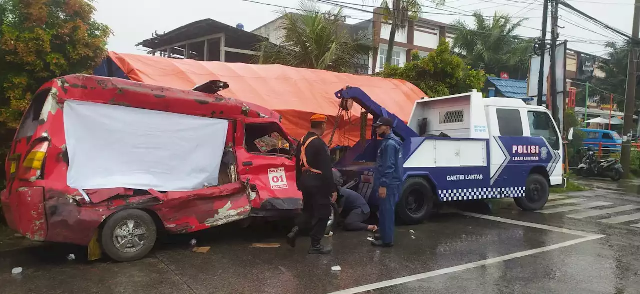 Detik-detik Angkot D02 Tertabarak Kereta Api di Perlintasan Indah Cipayung, Depok