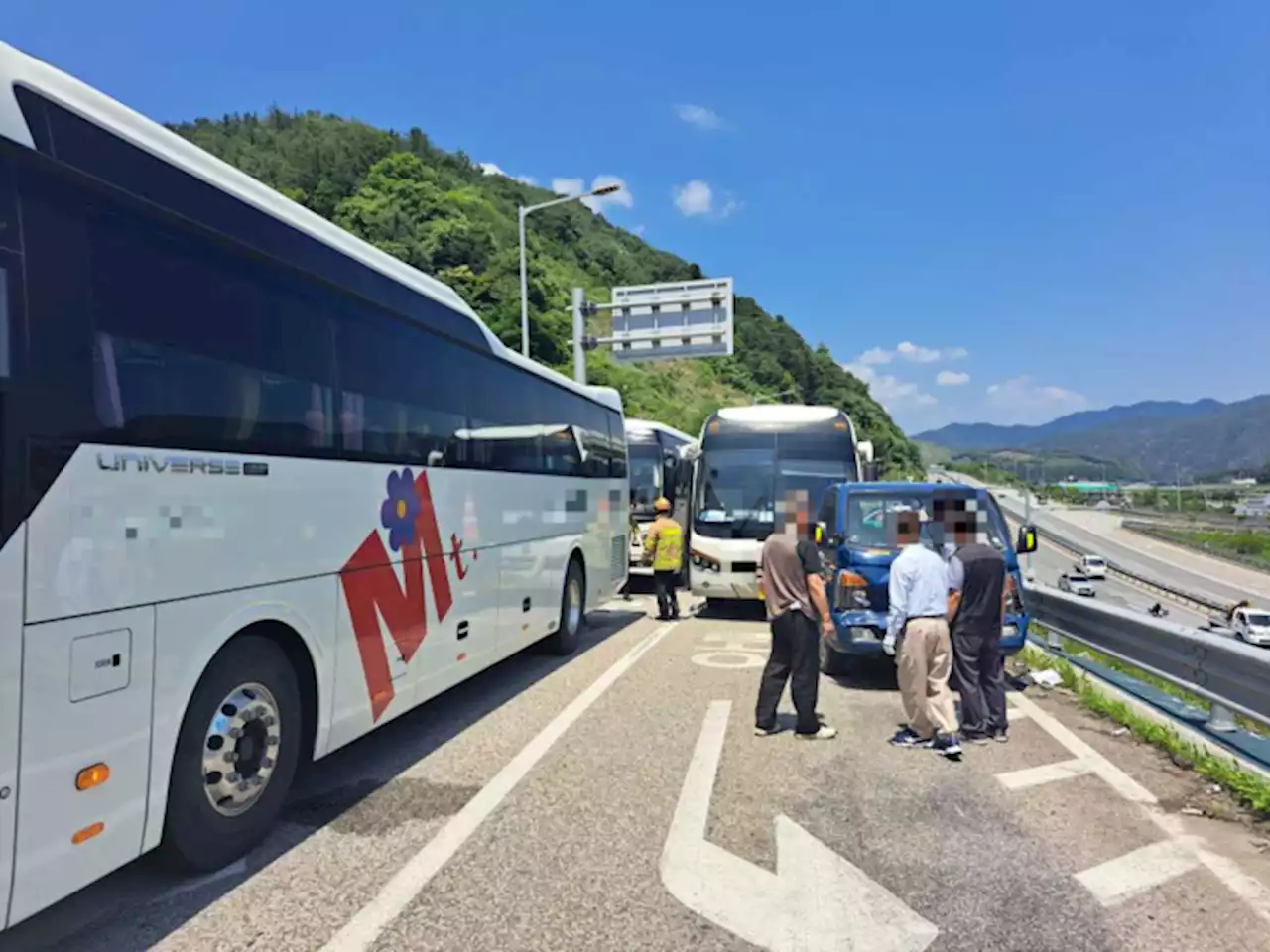 졸음운전에···강원 홍천서 수학여행 버스 등 7대 추돌, 80명 부상