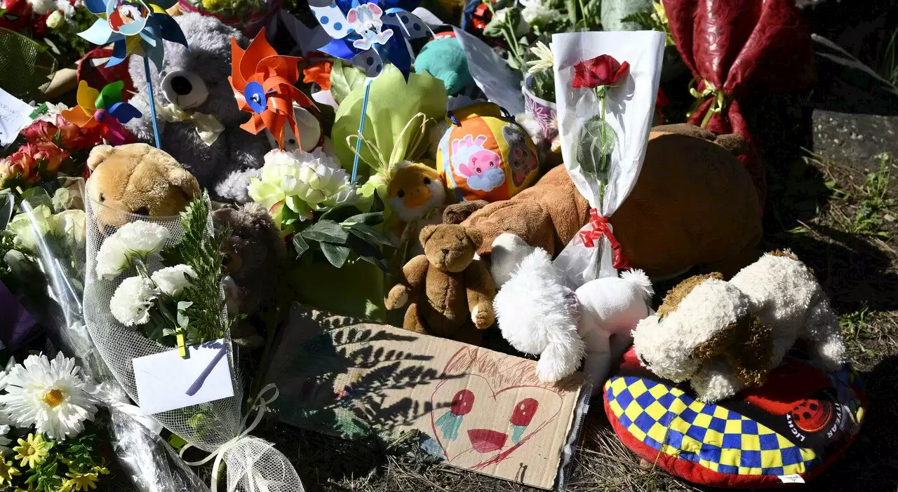 Manuel Proietti, fiori e peluche per il bambino morto a Casal Palocco