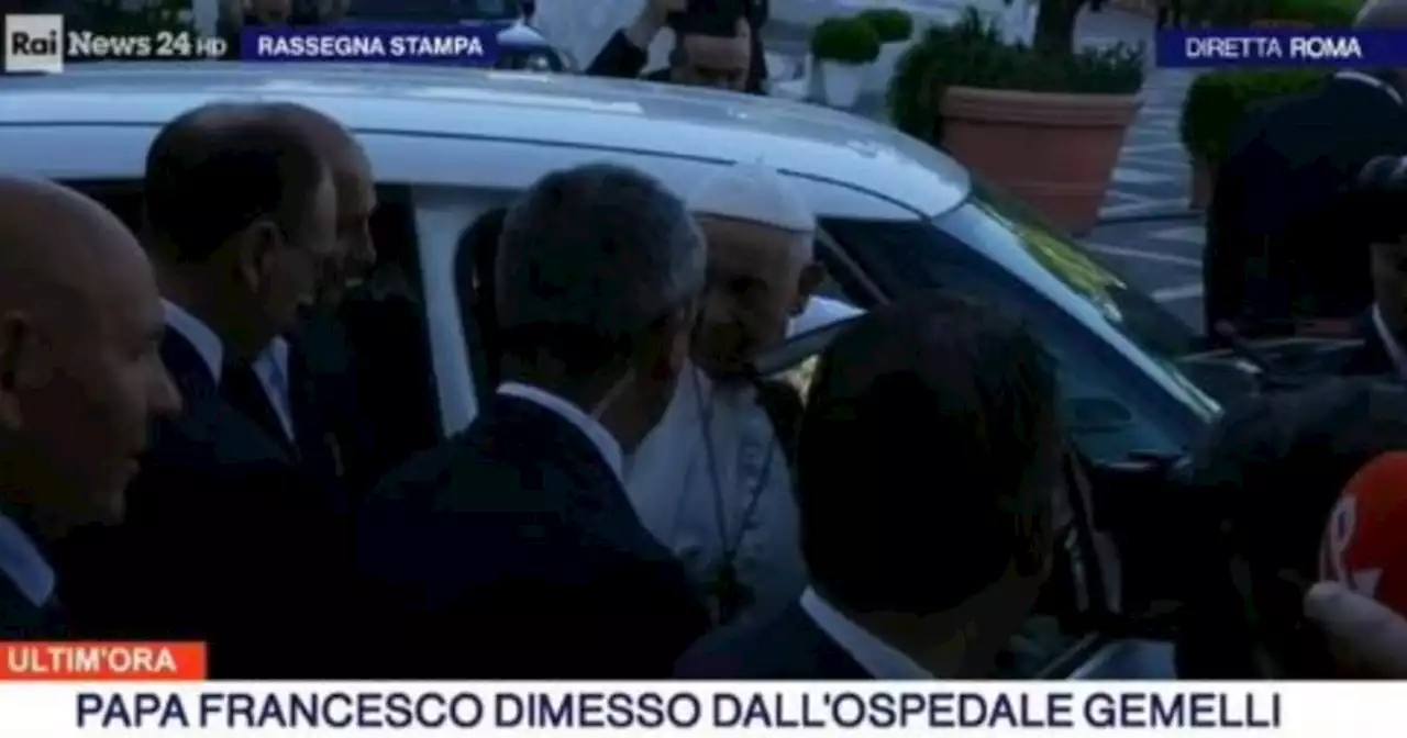 Papa Francesco lascia l'ospedale dopo l'intervento: 'Come lo hanno visto'