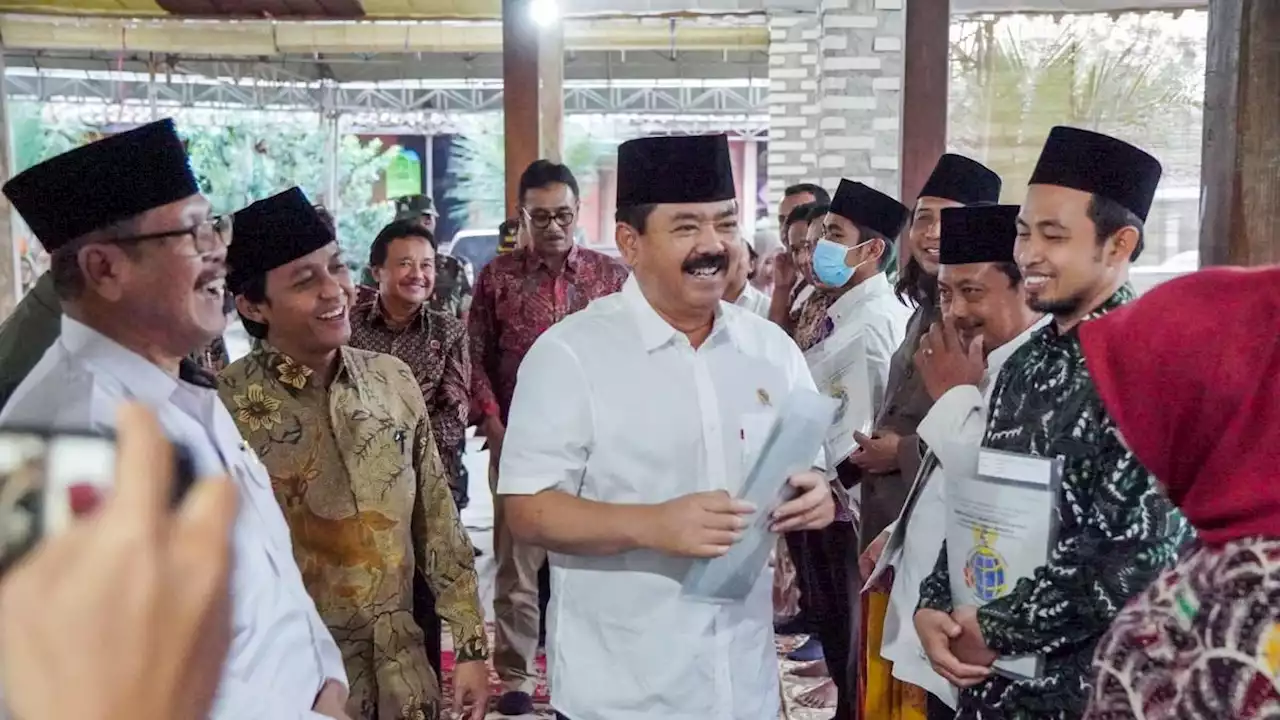 Menteri Hadi Bagikan Sertifikat Wakaf dan Hasil PTSL di Bangkalan Madura