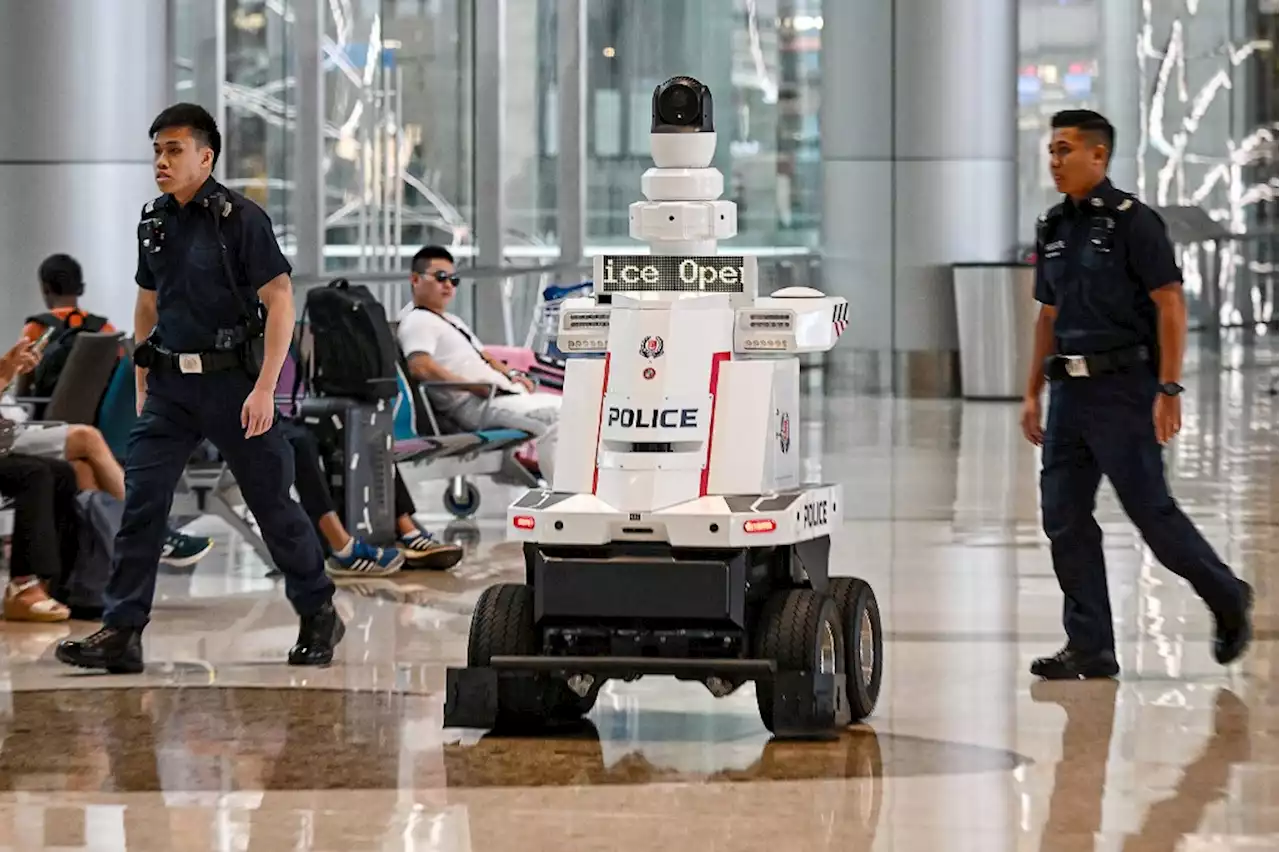 Singapore to put more police robots on the streets