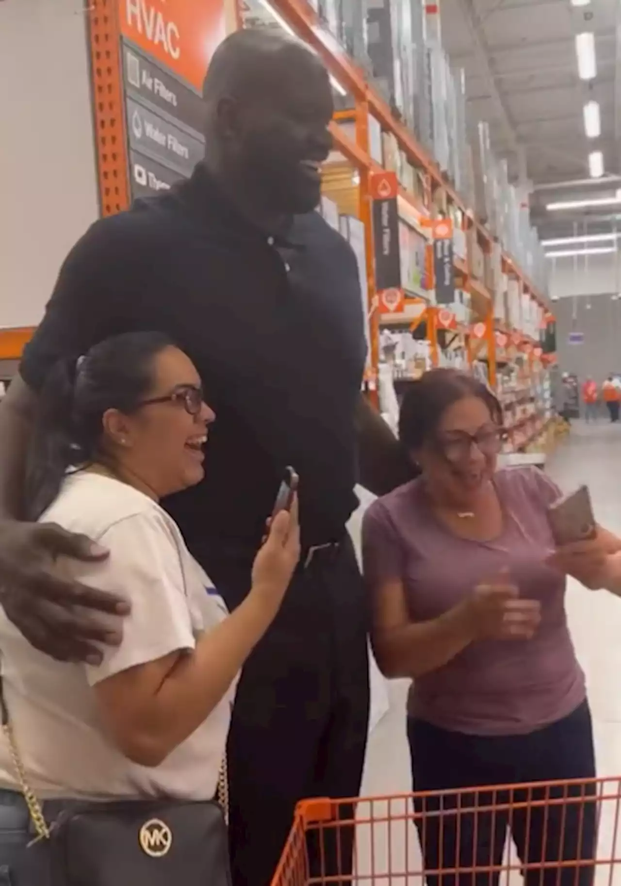 Estrella de la NBA les paga compras en The Home Depot - Revista Merca2.0 |