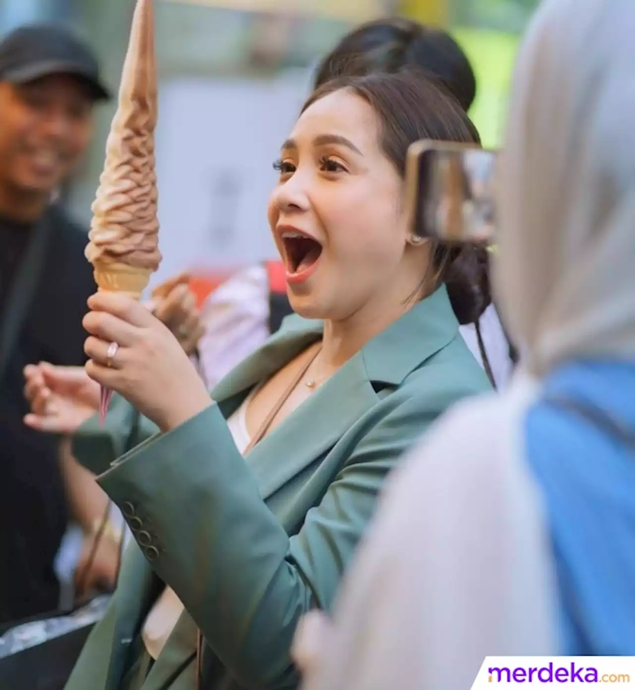 Foto : Potret Gemas Nagita Slavina dan Raffi Ahmad Makan Es Krim Bareng di Korea Selatan | merdeka.com