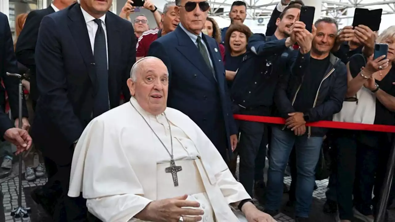 El papa Francisco fue dado de alta y regresó al Vaticano | Tras ser operado de una hernia abdominal