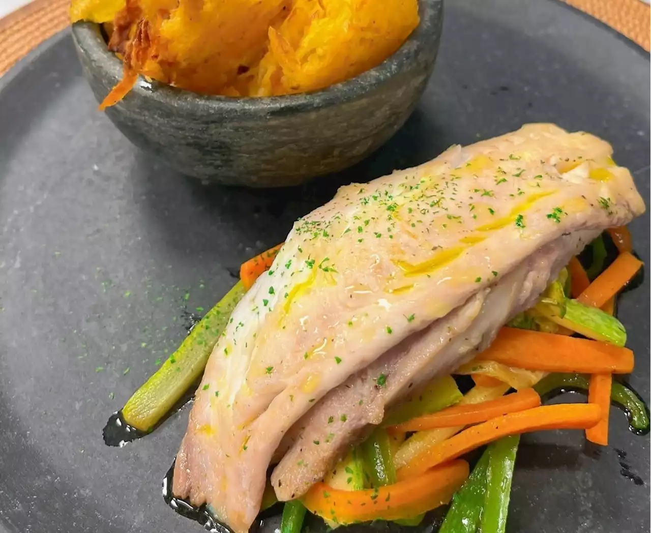 Filé de peixe à primavera e crocante de mandioca com parmesão | Band Receitas