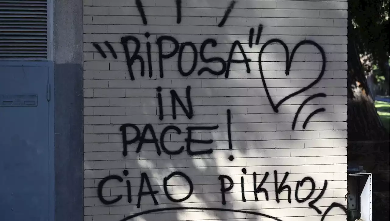 Analisi sul cellulare dello youtuber indagato a Roma. Il padre di Manuel rompe il silenzio social: 'Strappato dal mondo infame”