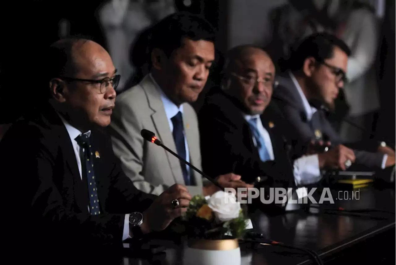 MK Ingatkan Politik Uang Marak di Sistem Proporsional Terbuka, Ini Respons Tim Hukum DPR |Republika Online