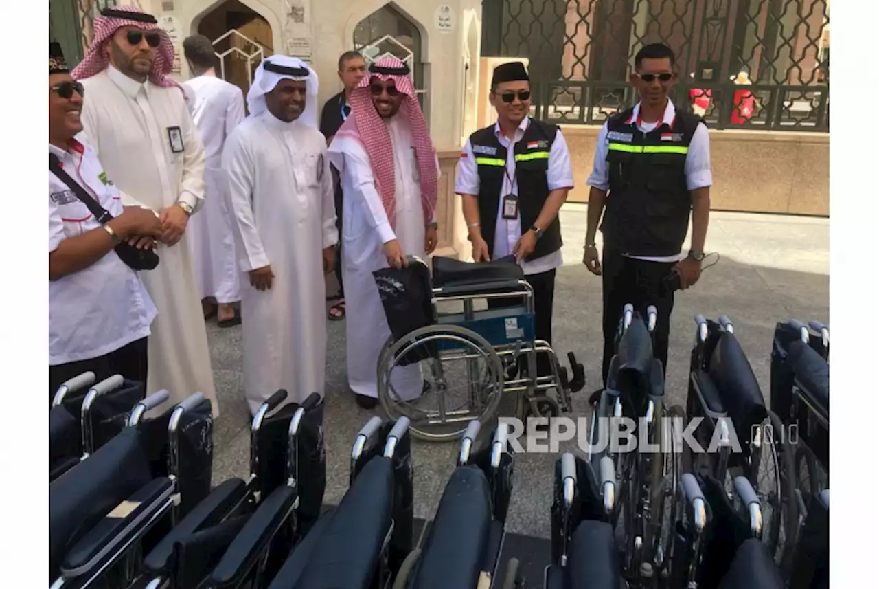 Otoritas Masjid Nabawi Serahkan Bantuan kursi Roda |Republika Online