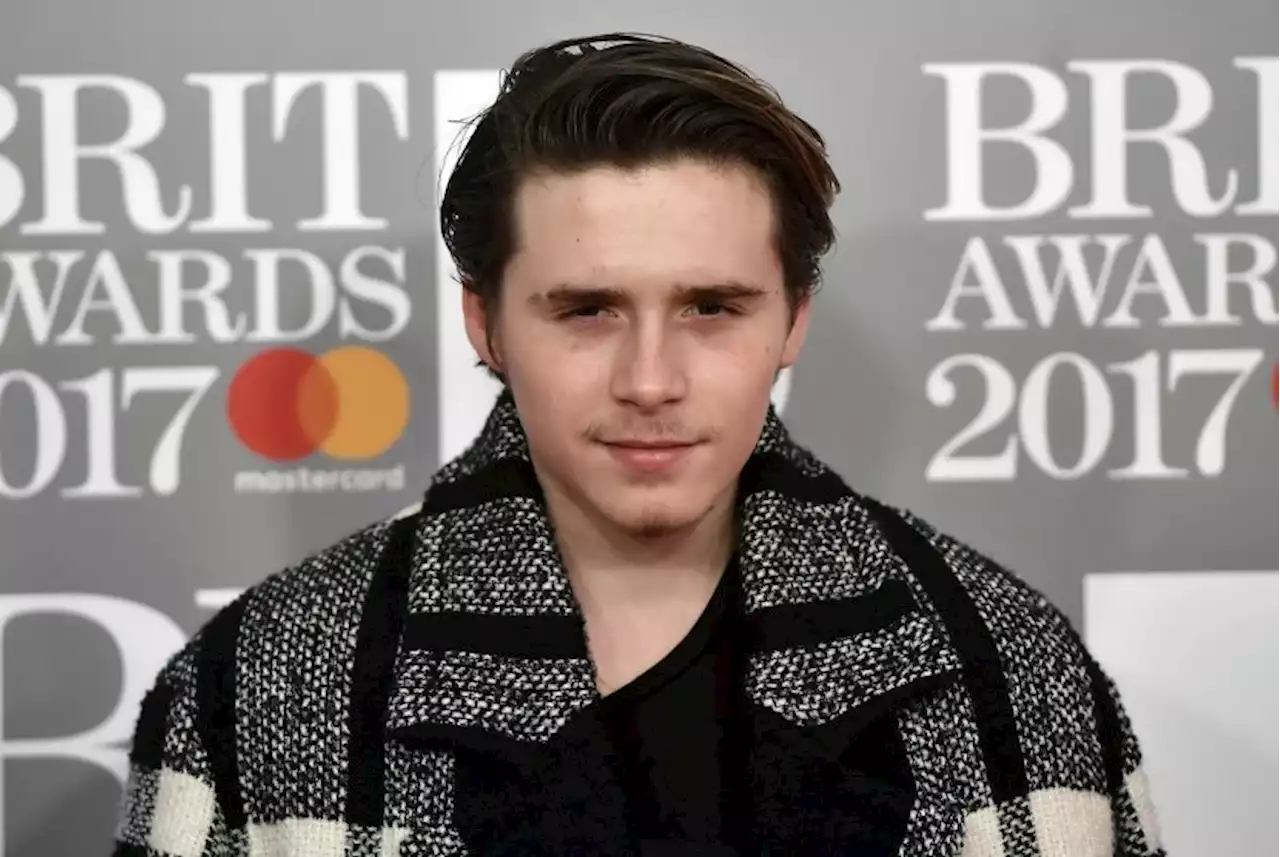 Ya Ampun, Brooklyn Beckham Goreng Ayam Tepung dengan Sebotol Penuh Minyak Alpukat |Republika Online