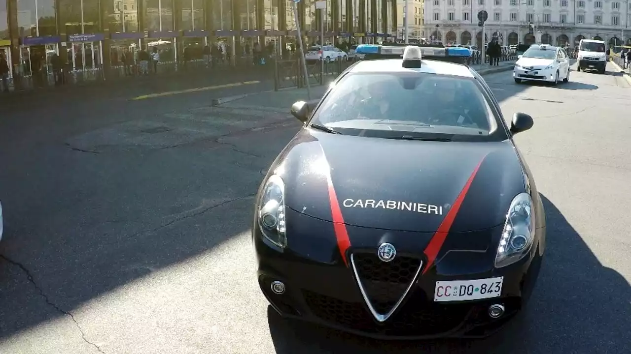 Termini: lite in strada tra senza dimora, 26enne aggredisce i carabinieri