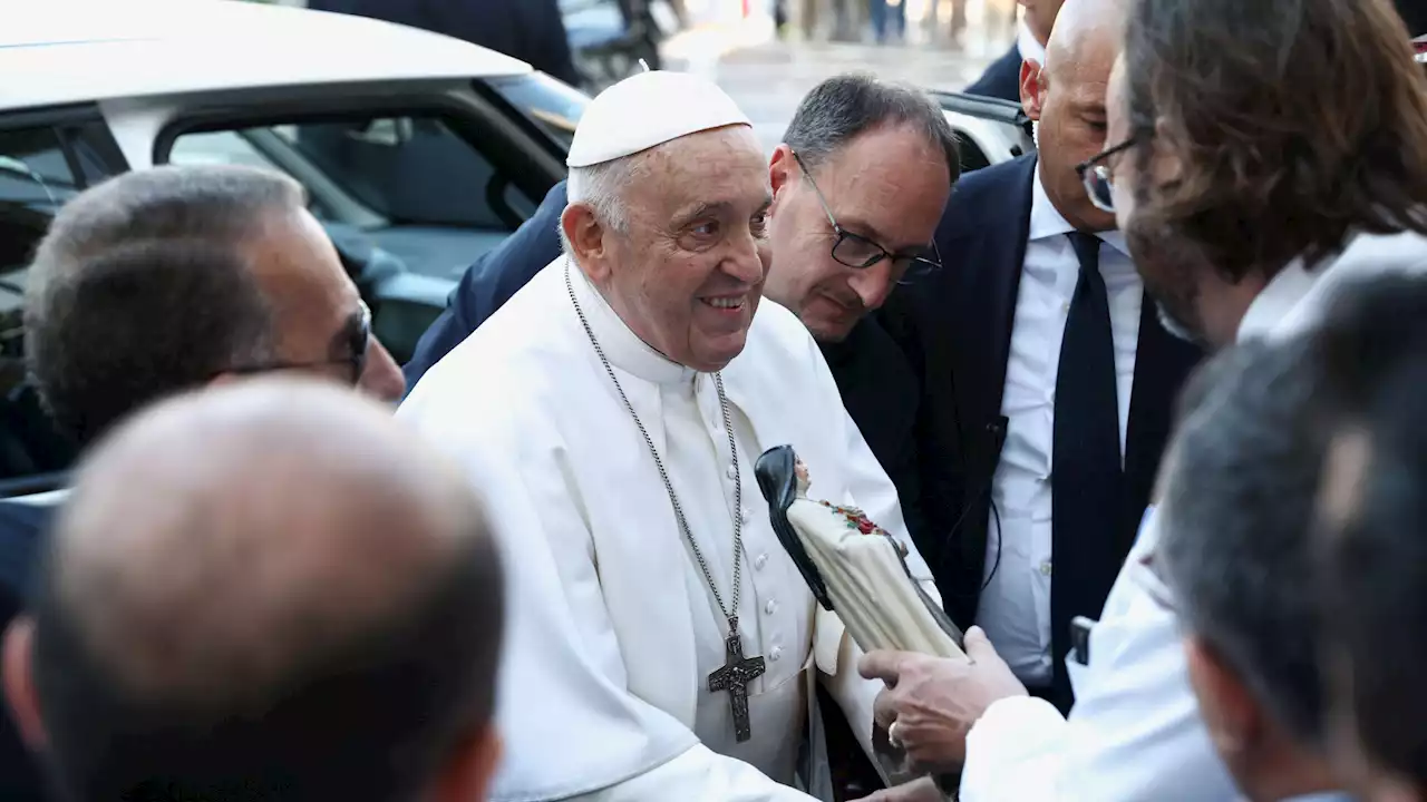 El papa Francisco recibe el alta tras su operación: 'Sigo vivo'