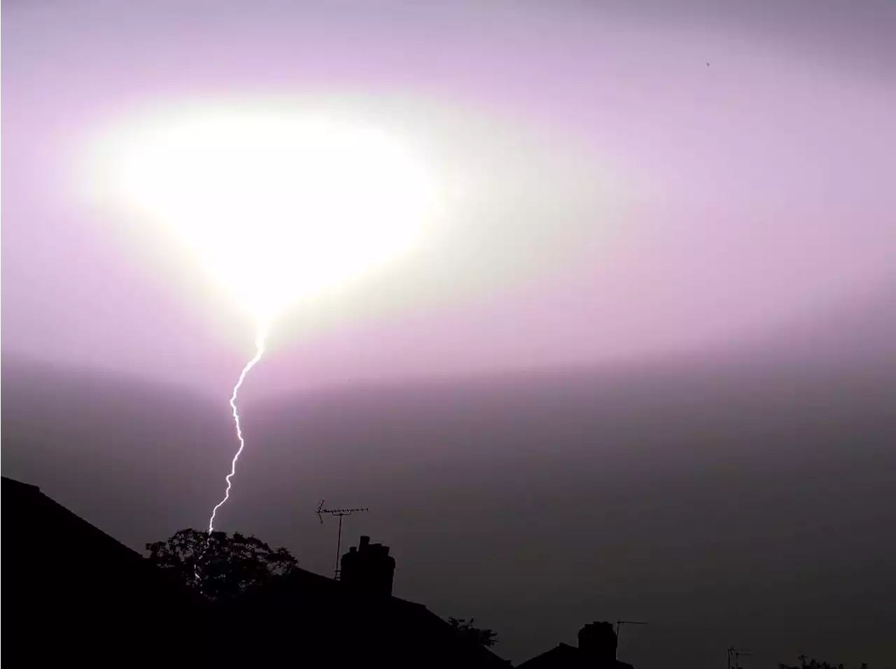 Met Office weather warning issued for heavy rain and thunderstorms this Sunday