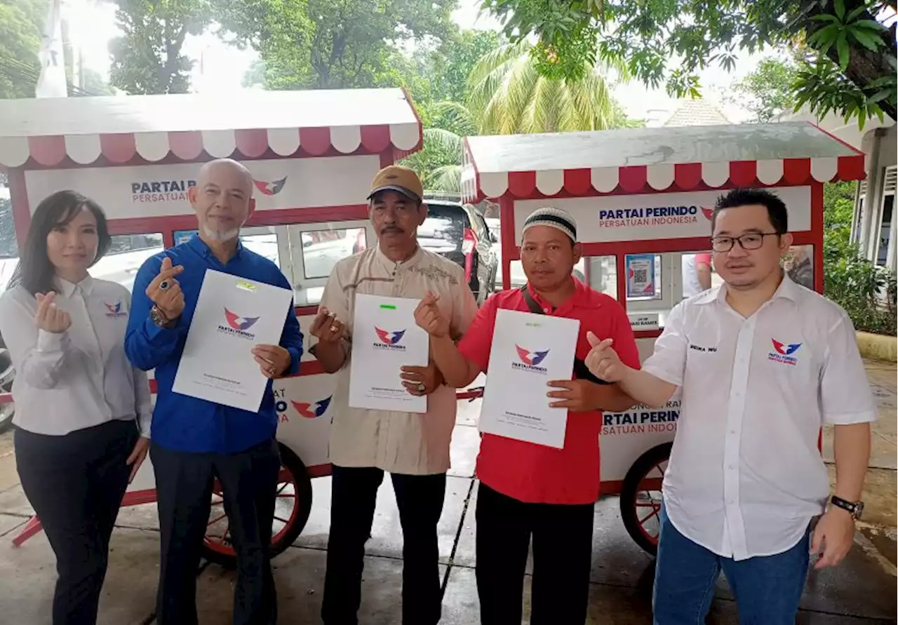 Bacaleg Partai Perindo Ani Kusumadewi dan Indra Wu Hadiri Pembagian Gerobak